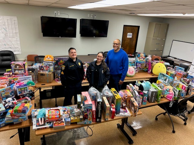 ScotchPlainsPD's tweet photo. Great job Scotch Plains PBA Local #87 on another successful Toy Drive! And thank you to all who were so generous and donated toys for those in need! https://t.co/RzWPQyalhw