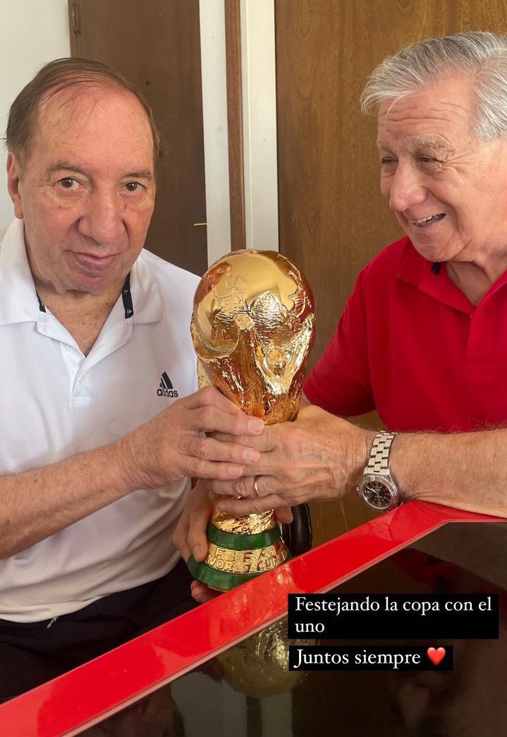 PlanetaBoca's tweet photo. 🥹 El Doctor y la Copa. Ya hemos visto todo, amigos. La felicidad es plena. https://t.co/KUBHj7YWgx