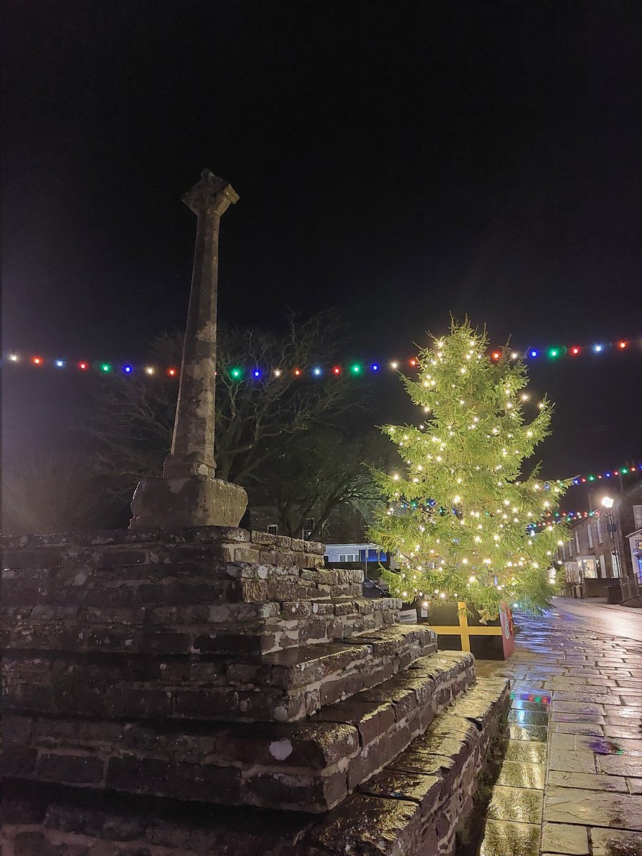 Christmas in Wales' smallest city <a href="/StDavidsCath/">St Davids Cathedral</a> #beautiful #NadoligLlawen