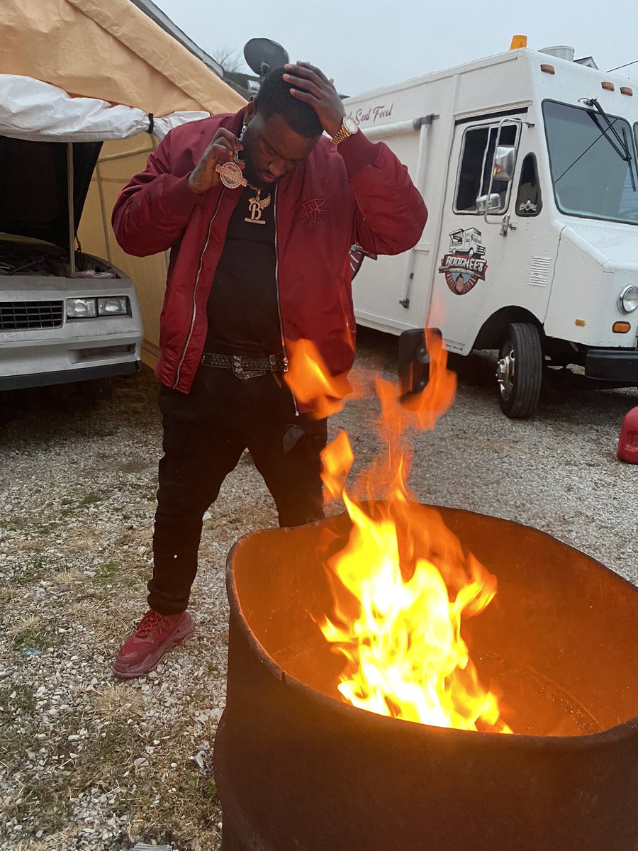 Boochee29's tweet photo. Just the way I carry myself and I’m humble with it too. Only great minds can afford a simple style. I’m just a vibe you can’t find anywhere else!!! #HGR #HustleGetRich #29Ent #TrapMusic #Trap #Rapper #RapArtist #Viral #Explore #MusicArtist #entertainer #GymLife https://t.co/ccJnKyy54t