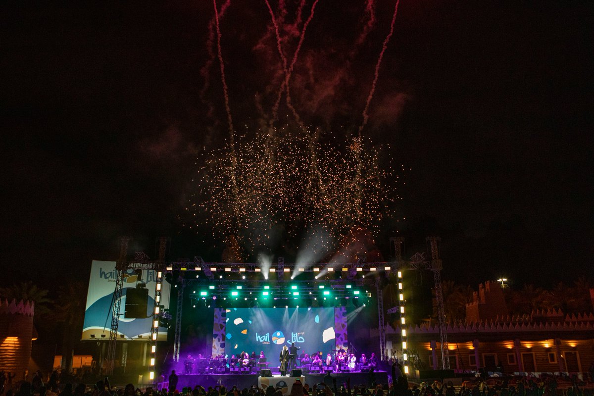 أجواء مليئة بالطرب والفن عشناها الليلة في #موسم_حائل مع الفنانين #عايض و #سلطان_خليفة 🧡🎼
#يزهى_بك