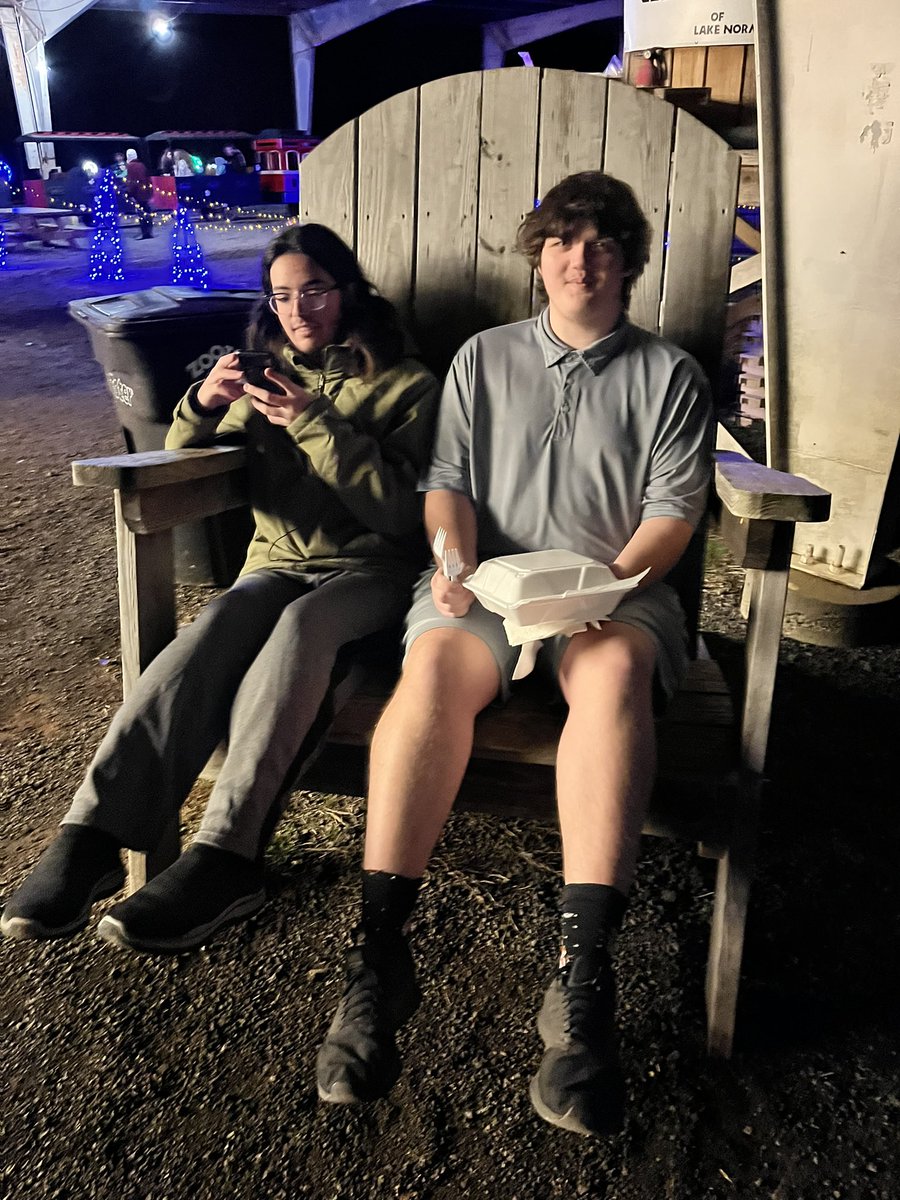 lissete_junco's tweet image. #zootastic #zootasticpark #christmas #christmasdecor #smores