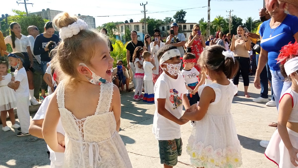 JuvenilClara's tweet photo. “Educar es depositar en cada hombre toda la obra humana que le ha antecedido; es hacer a cada hombre resumen del mundo viviente, hasta el día en que vive; es ponerlo a nivel de su tiempo, para que flote sobre él (…); es preparar al hombre para la vida.”
#CubaEduca 
#MJM https://t.co/0VsXj9CnF5