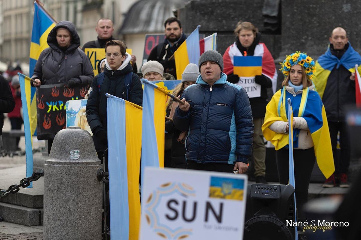 Manifestación en la Plaza del Mercado de Cracovia 🇵🇱 por la invasión en Ucrania 🇺🇦 por parte de Rusia 🇷🇺

#nanesmoreno #cracovia #ucrania #rusia #guerra