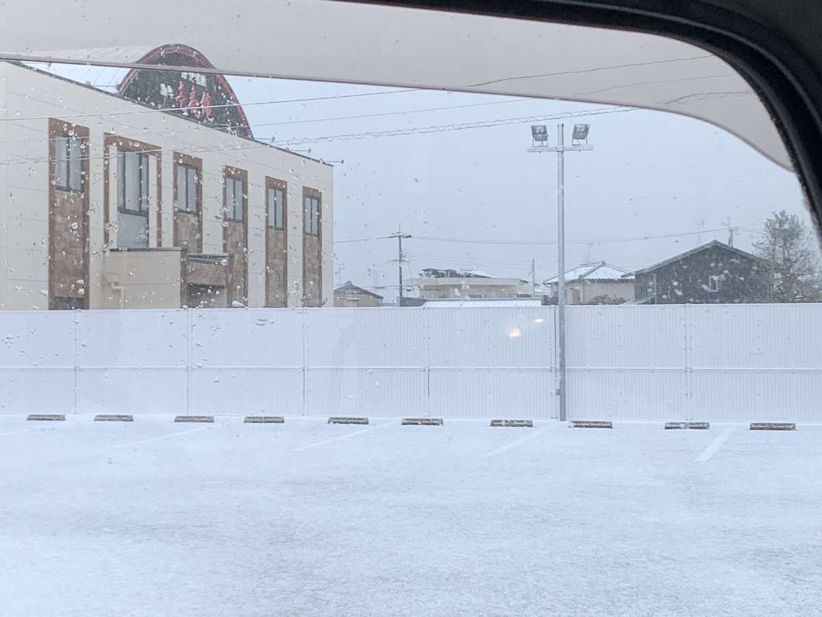 kazu19660207's tweet photo. 和歌山市で��んな雪はやばい。
渋滞や！ https://t.co/TE5QfDQxsh
