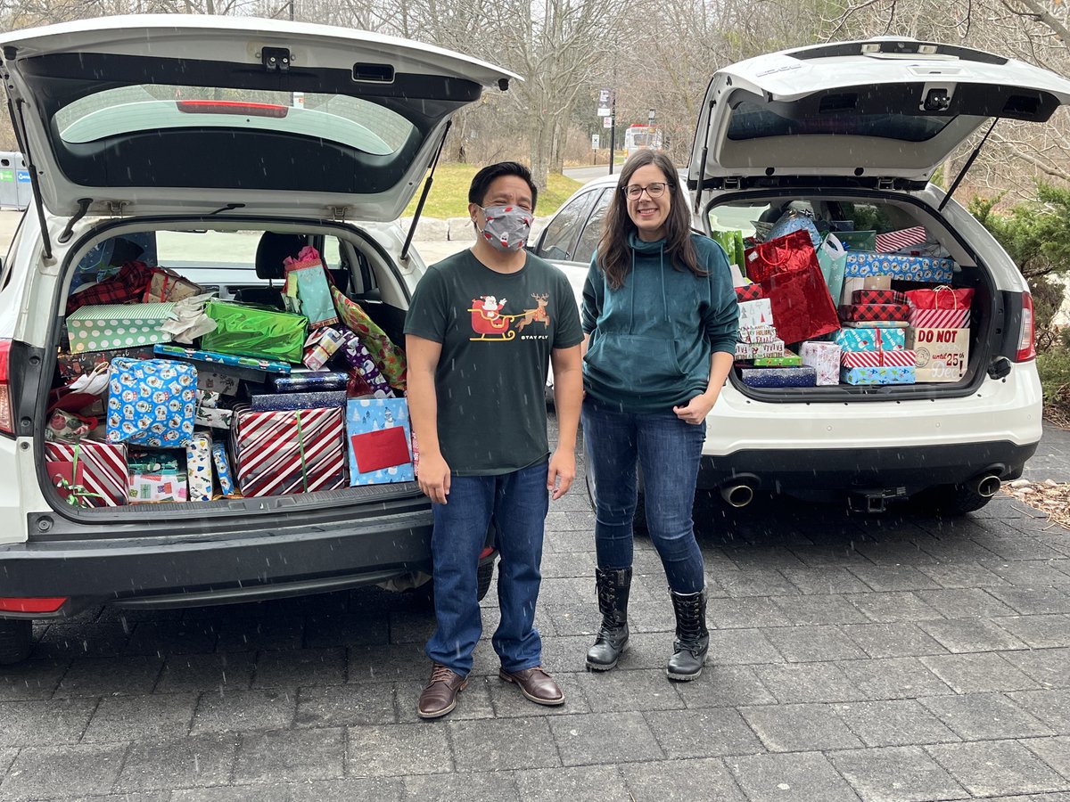 Our thanks to @IMIUofT at @UTM for their tremendous support of our youth for the holidays! This year they had 48 Santas from across 25 different UTM departments who helped to make the holidays brighter for our children and youth 💫

Thank you for your ongoing support! 💙