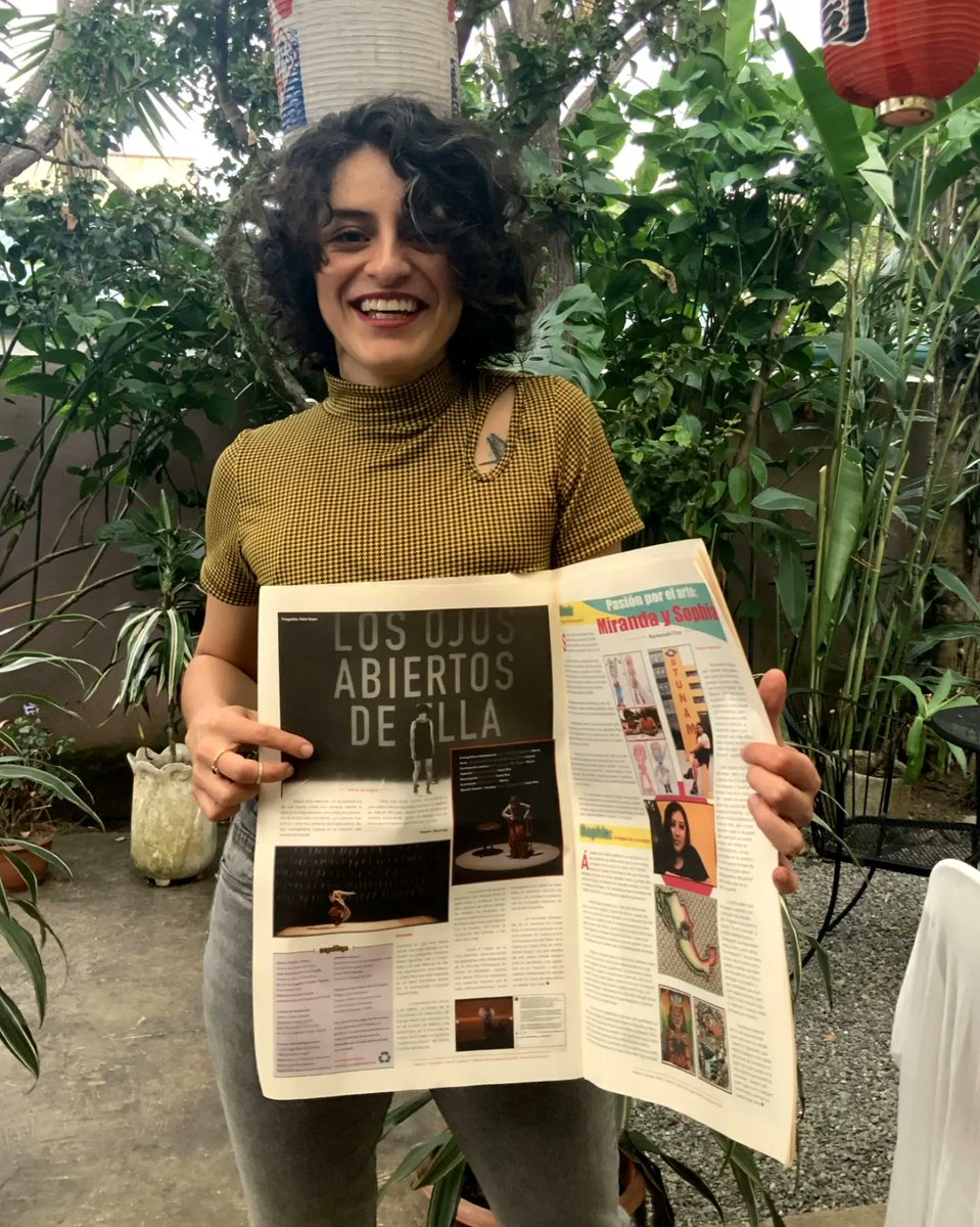 elpulsodenoemi_'s tweet photo. Wooow!!!! #prensaimpresa de #losojosabiertosdeella Desde 🇲🇽 a 🇨🇷 Gracias por traerlo hasta mis manos!!! Antes esperaba reconocimiento de la gente cercana. Ahora me doy cuenta que esto viene de las personas que menos esperas en la vida. Personas milagro, así las nombraré 💜 https://t.co/edmBGtuVkL