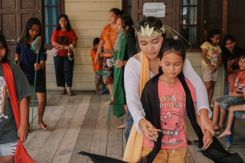 IEFprograms's tweet photo. Ranu Welum are launching a new cultural education program for students in Talekoi village, Kalimantan. Their goal is to raise a total of $600, enough to cover the $50 p/m expenses for the next year. Give a gift of cultural education today.

Full story: https://t.co/wxoZzy9k1Z https://t.co/02bXMNFe9m