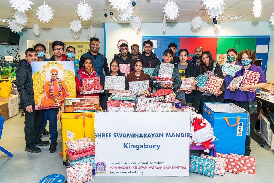 SGadiLondon's tweet photo. #KingsburyMandir donates festive gifts packed by children from #Swamibapa Gujarati School to Children at Whittington Children’s Hospital. @WhitHealth @W_H_Charity 

#AcharyaSwamijiMaharaj 
#SocietyBeforeSelf #NHS https://t.co/ujJWctXe3x