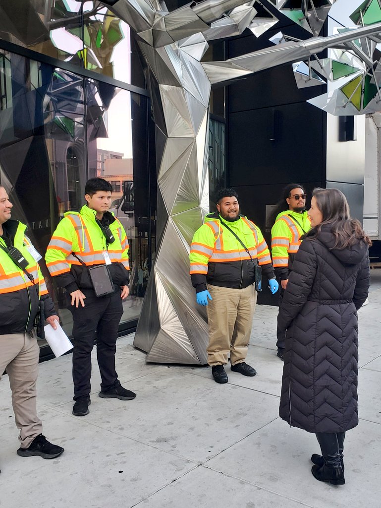 LibbySchaaf's tweet photo. When you're doing that last-minute holiday shopping, #ThinkOaklandFirst for unique gifts from our wonderful small retailers - no shipping needed! Shout-out to Holiday Safety Ambassadors helping out in districts throughout Oakland! Visit https://t.co/aLKjB7SUuV for a directory 🎁 https://t.co/AbLyL8AfG7