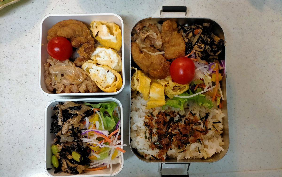 今日のお弁当
奥様、自分の2人分
今日で学校終わり。冬休みです。
仕事納めもあと少し。ラストスパートー！
#お弁当 #お弁当作り楽しもう部  #料理好きさんと繋がりたい