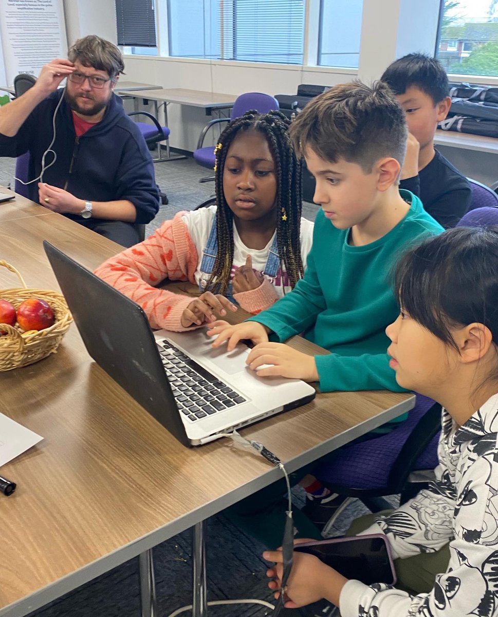 JuniorFilmMK's tweet photo. Junior Filmmakers editing their films at the Milton Keynes City Council Winter Film Camp.
#ideas #developingideas #writing #scriptwriting #storytelling #scripts #camera #filming #edit  #editing #editsoftware #HAF2022 @educationgovuk https://t.co/qh9Q9CEuKP