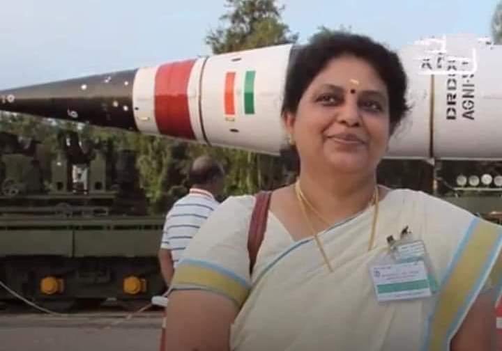 tathvamasi6's tweet photo. A small dash of sandalwood paste over her bindi. An alert and discerning eyes a muse of a smile on her well rounded face this stocky Malayalee woman is capable of sending a cold shiver down the spine of 1.45 billion Chinese people.

She is Dr Tessy Thomas, Director of Agni-5
1/7 https://t.co/CU2qMs3nCd