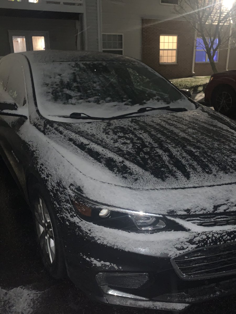 michael59268170's tweet photo. @FOX59 @JimOBrienWX snowing and very windy here in greenwood https://t.co/DBEuLLRjVO