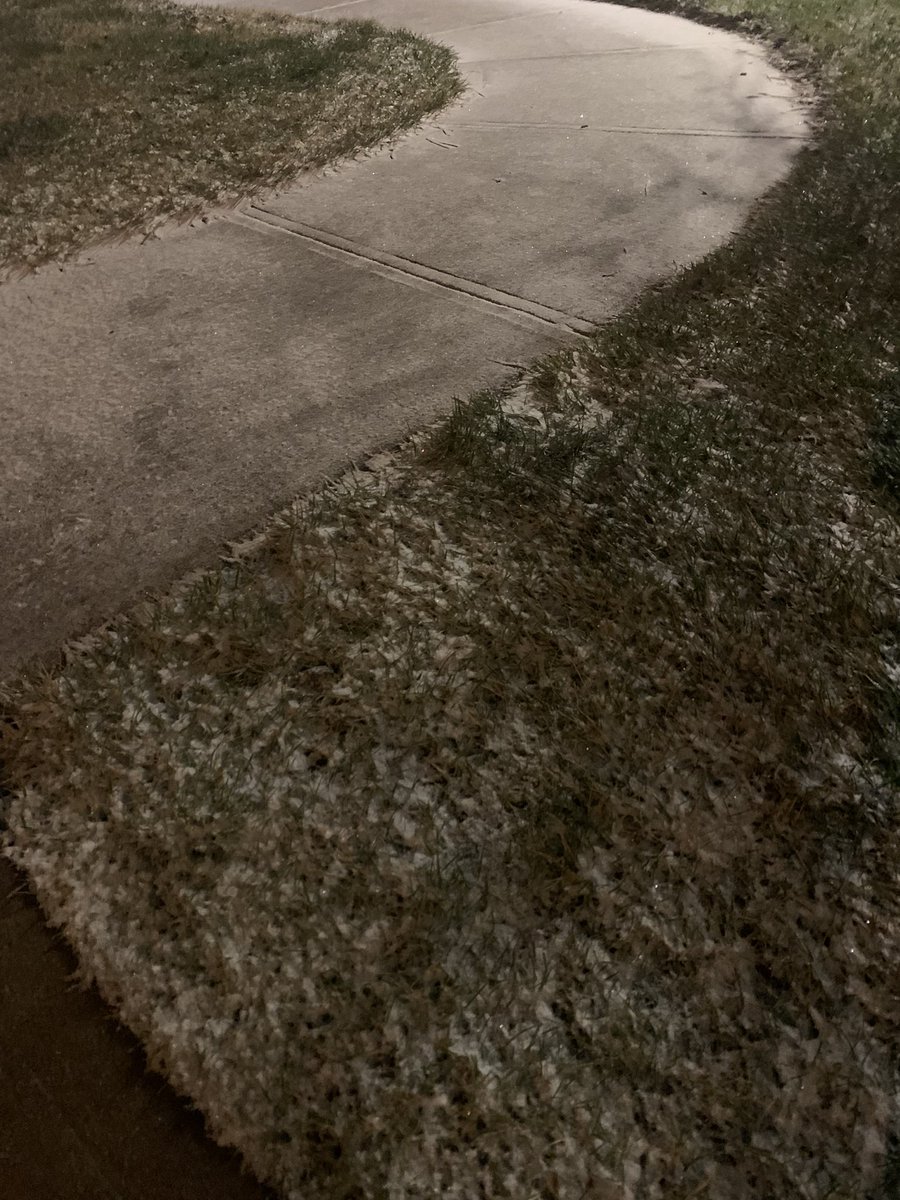 michael59268170's tweet photo. @FOX59 @JimOBrienWX snowing and very windy here in greenwood https://t.co/DBEuLLRjVO
