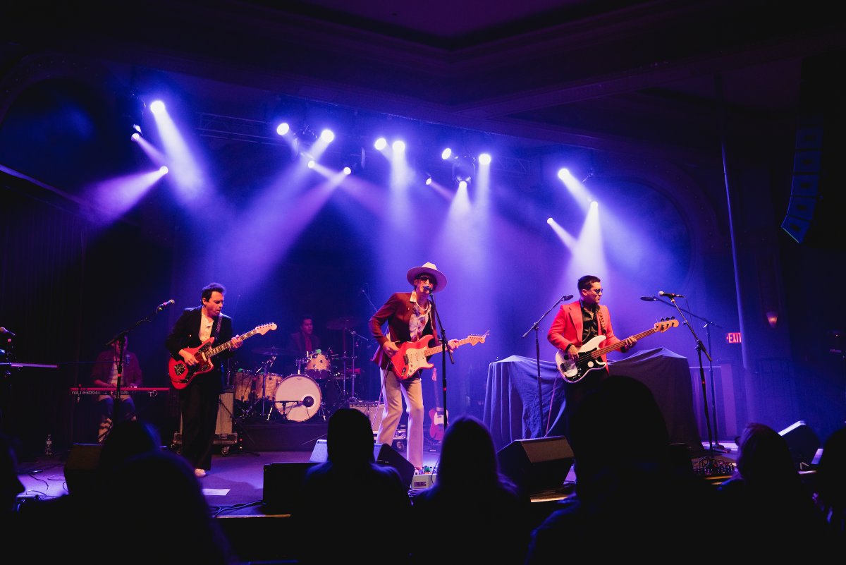 CrystalPortland's tweet photo. Some snaps from @ripe_love + @lovelytheband with @BeachWeather 📸 shot by @KristinasKool for @947fm's #Dec2Rem! #CrystalBallroom https://t.co/uKNkSZk7Bt