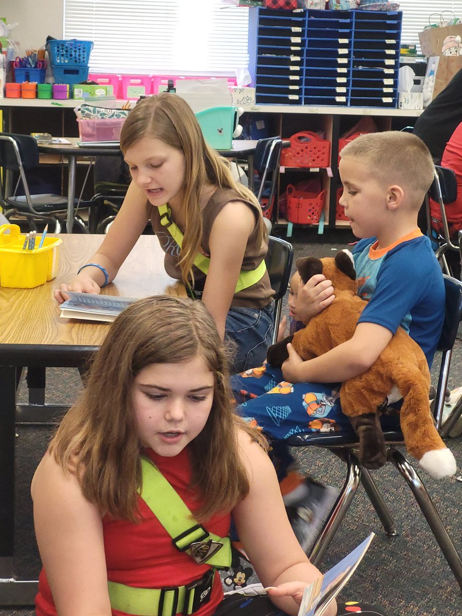 kjoy1542's tweet photo. Buddy read with 5th graders.  #celebratelps @CitrusSchools https://t.co/u3zOTfsrBl