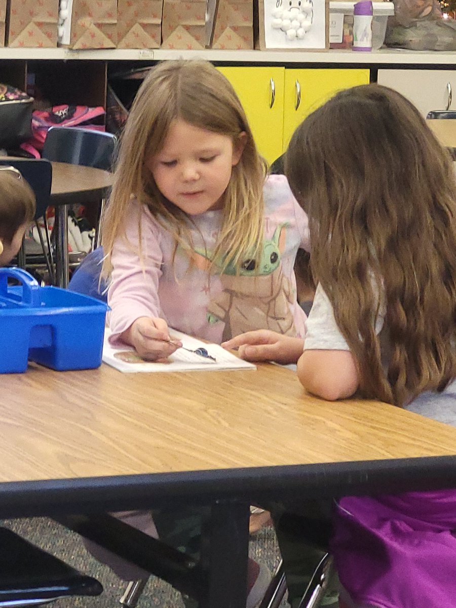 kjoy1542's tweet photo. Buddy read with 5th graders.  #celebratelps @CitrusSchools https://t.co/u3zOTfsrBl