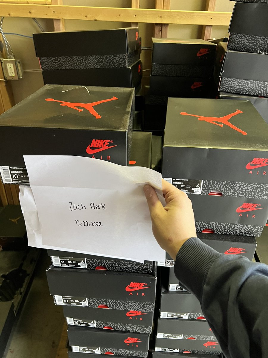highfidelityusa's tweet photo. All for sale: 

Dm is key 

Stealth mid womens
Mb4 men’s 
Lost and found gs 
Fire red 3 men’s https://t.co/wfk0Rvr9PY