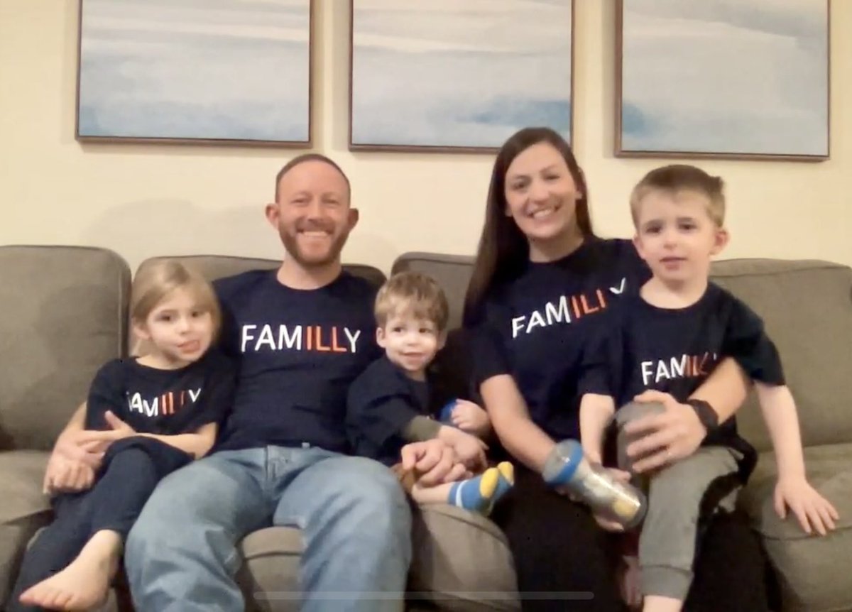 MrsSanders113a's tweet photo. @CoachUnderwood all ready for a great game tonight @IlliniMBB!!!! #famILLy #illini #everydayguys #raisingthemright https://t.co/xfp5XII3co