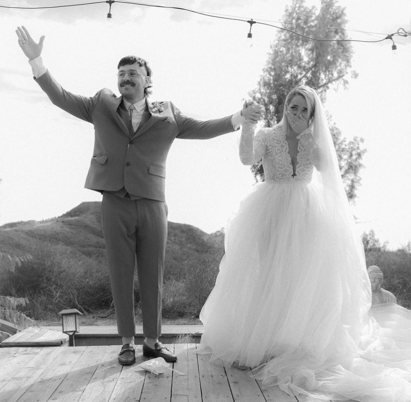 Jeesseessee's tweet photo. Jenna Marbles and Julien got MARRIED I miss this woman so much I'm so happy for her https://t.co/1ct04sZ89c