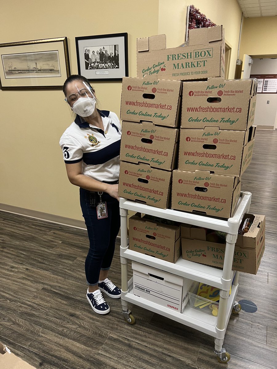 ElliottGuelph's tweet photo. Thank you @freshboxmarket for providing over 200 amazing fresh boxes to our staff! Such a healthy gift. We love partnering with local businesses. #eatwelllivewell #supportlocalbusiness #shoplocal #Elliottexcellence #communityengagement #staffapperciation #happyholidays https://t.co/fPruKXAcZg