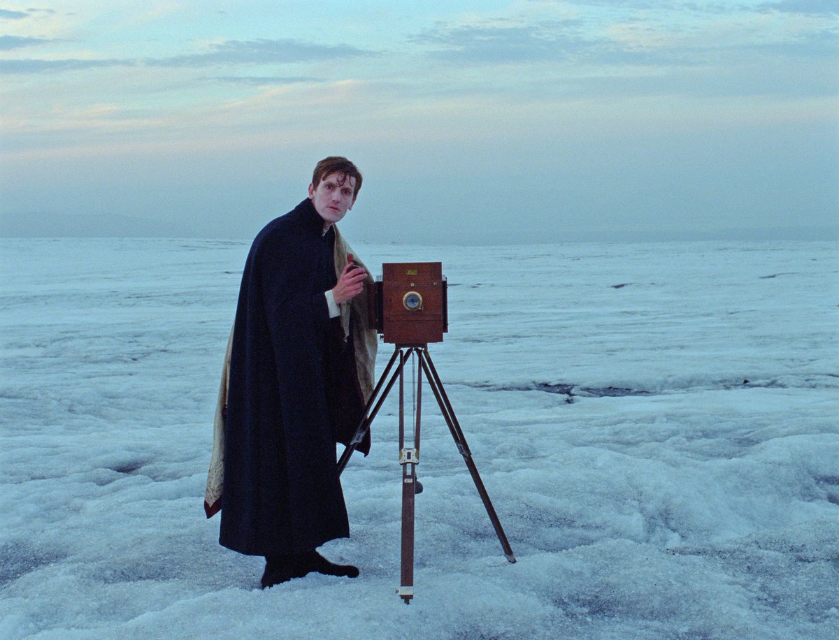 HistoryScope's tweet photo. Dans "Godland", Hlynur Palmason évoque la colonisation de l'#Islande par le #Danemark à travers l'odyssée d'un prêtre photographe perdu dans les déserts de glace - https://t.co/ZU9hnHuSkv
#Histoire #Cinema #Historyscope https://t.co/RfPOwB9vB2