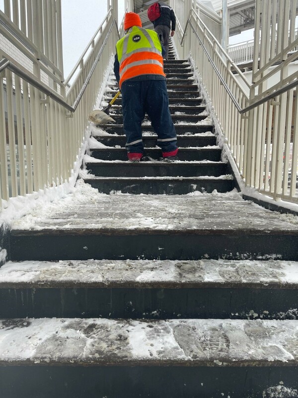 Despite our best efforts, there may be instances in which snow may accumulate or drift onto platforms btwn clearings. Pls know crews will return to clear the area ASAP.
Report issues to customer service: transitchicago.com/feedback
Call 311 if issue is related to bus stops/shelters