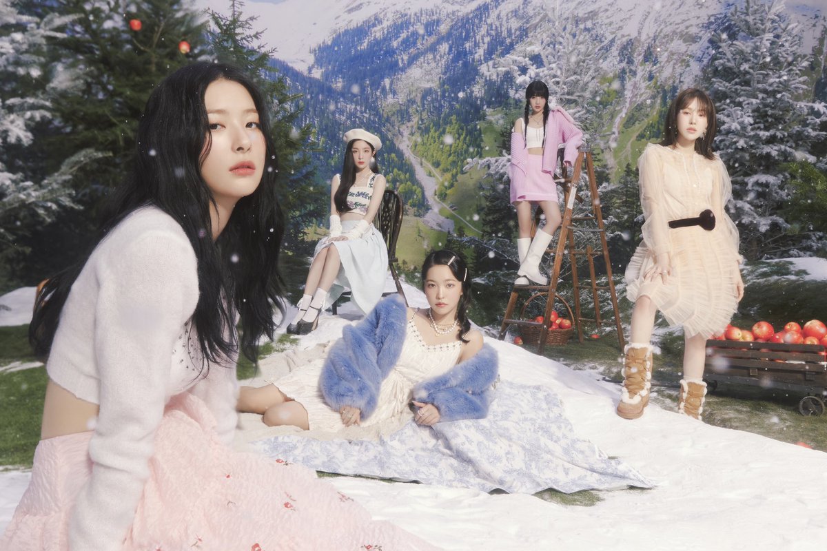 theseuIgikang's tweet photo. Last but not least, with my sisters. Lost my count on how many years I’ve spent this Christmas with them but one thing for sure: I always thank Santa for giving me the most precious gift in my life since I keep saying, “Santa, please give me something precious..” hohoho. 🎅 https://t.co/hCgaTzVcAD