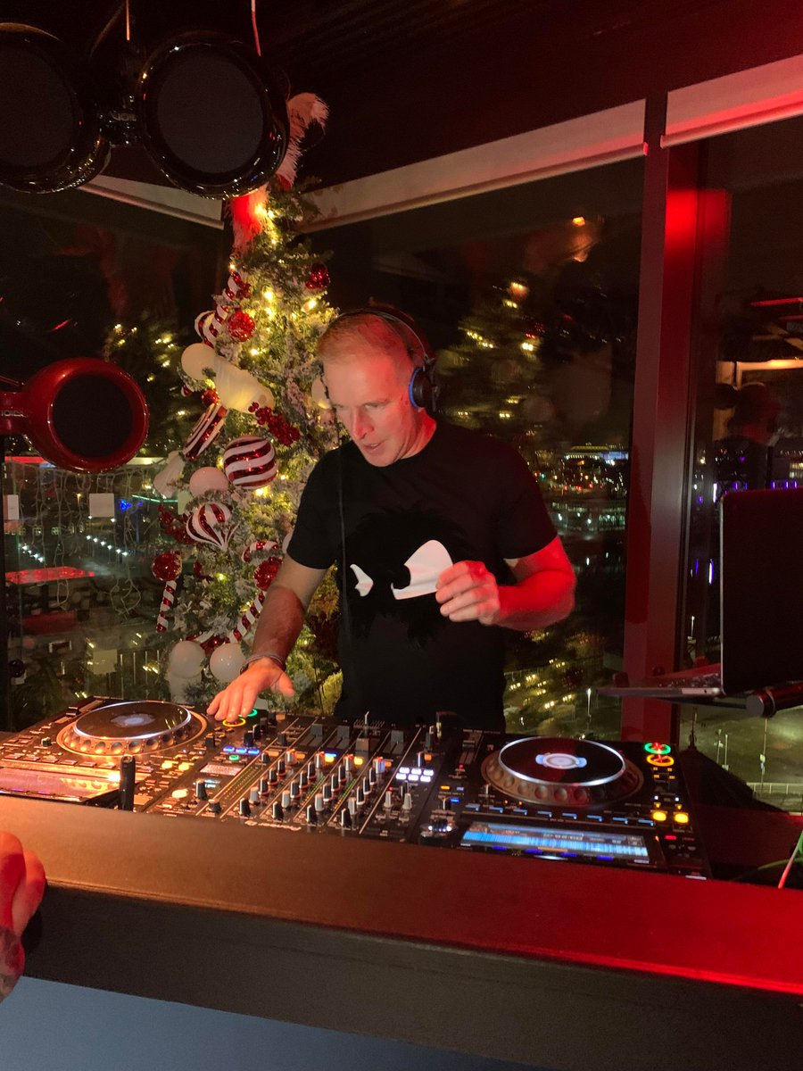 🎶  <a href="/GBXANTHEMS/">George Bowie</a> is ready to turn things up at #ClubXmas at <a href="/RadissonREDGla/">Radisson RED Glasgow</a> for @clydecashforkid 🪩 👏