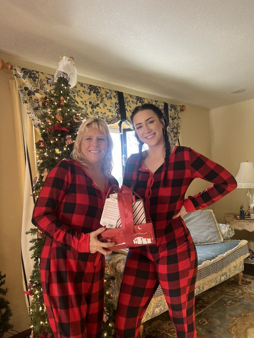 My mom got us matching jammies https://t.co/Zv5SxMnf4i