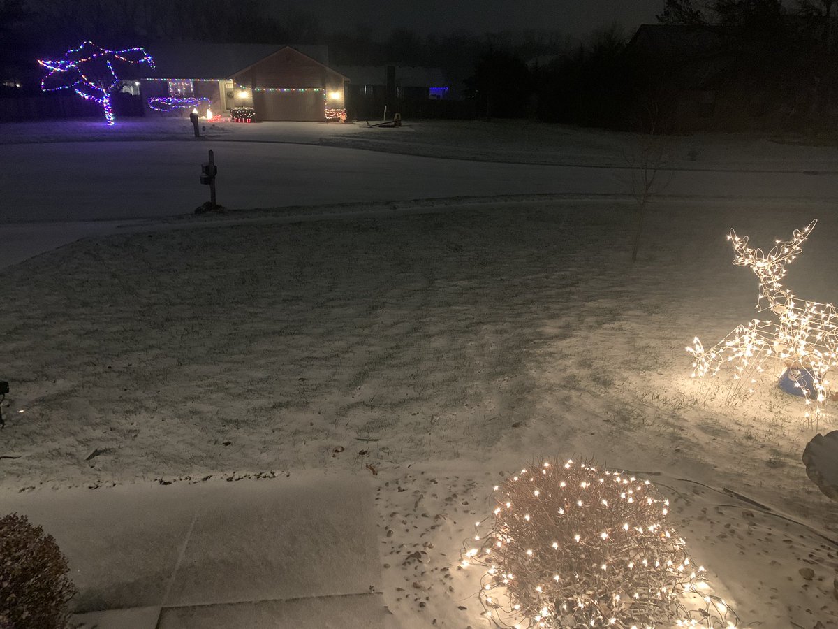 rjisbigbird's tweet photo. A blanket of #snow on the NW side of Indy. (Winds blowing so much it’s hard to judge how much though!) #inwx #snowteam13 #WinterStorm @WTHRcom https://t.co/dikU32f17z