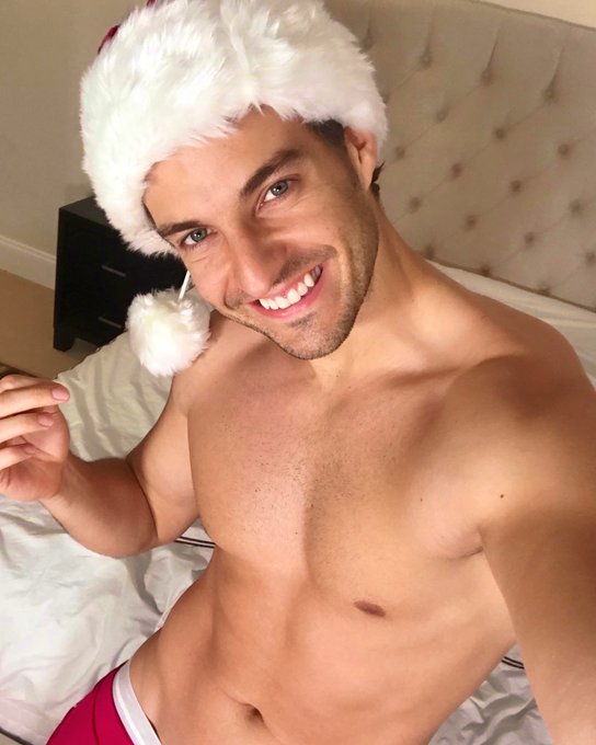 Happy Holidays Lovers! https://t.co/GpUhROB4It