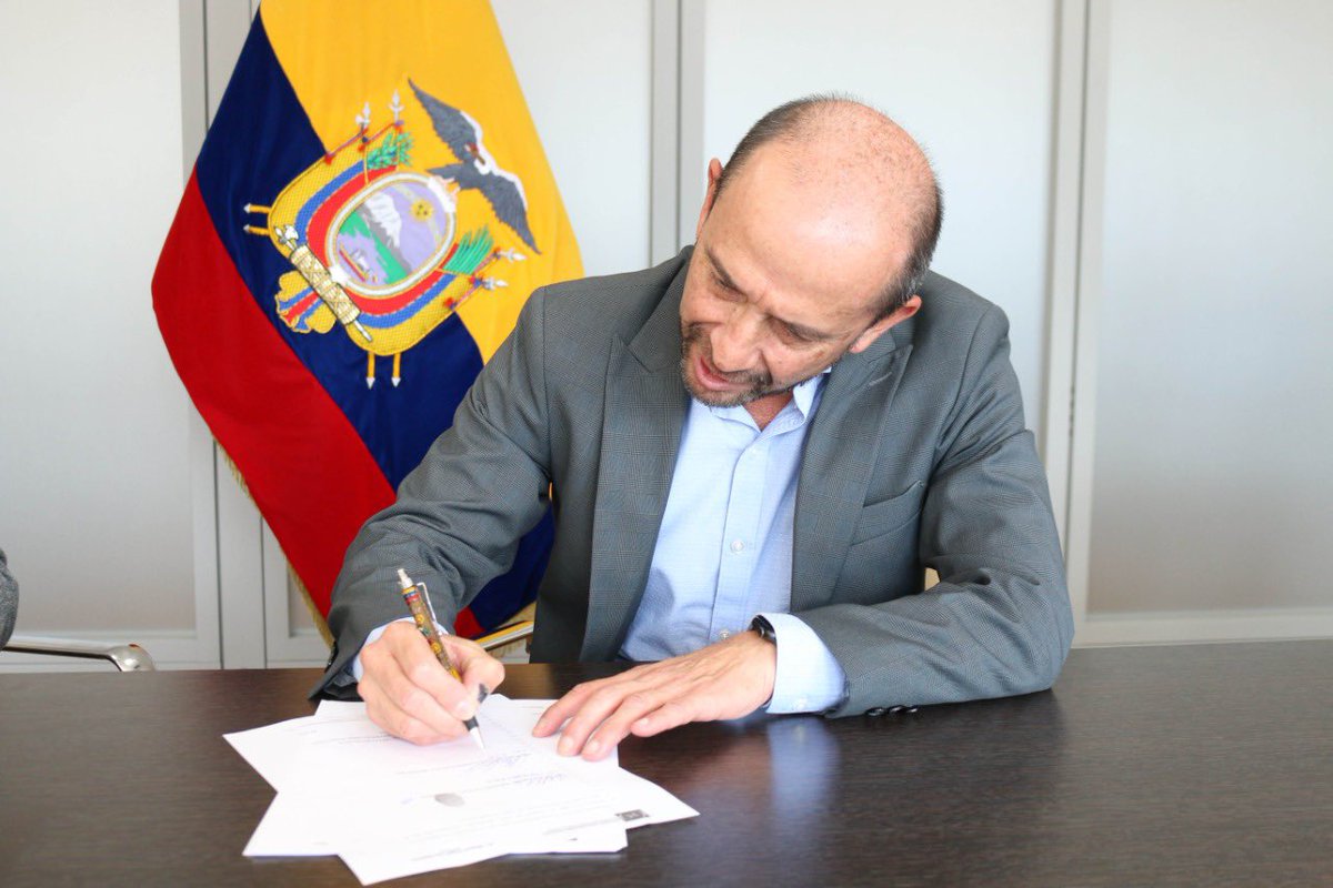 Produccion_Ecu's tweet photo. ¡Más inversiones para potenciar el turismo🛳🇪🇨!

Firmamos un contrato de inversión con  #Marventura, que asciende a USD 19 millones, empresa que ejecutará operaciones con un crucero de expedición en las Islas Galápagos, promoviendo el turismo y generando nuevas plaza de empleo. https://t.co/q4ijlb6AP1