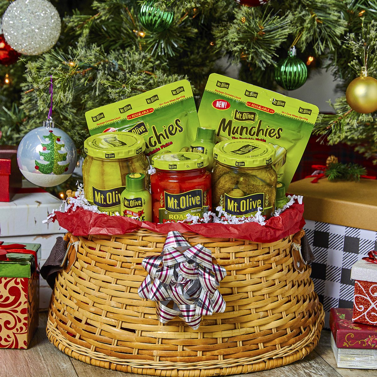 🎄 In the comments below, post your emoji reaction to finding this PICKLE GIFT BASKET under your tree!! 🥒🧺

🎁 Last minute gift idea: Fill a basket with their favorite Mt. Olive Pickles &amp; Peppers!

#PickleLover #PickleLovers #ILovePickles #GiftsforFoodies #Foodie  #BestPickles