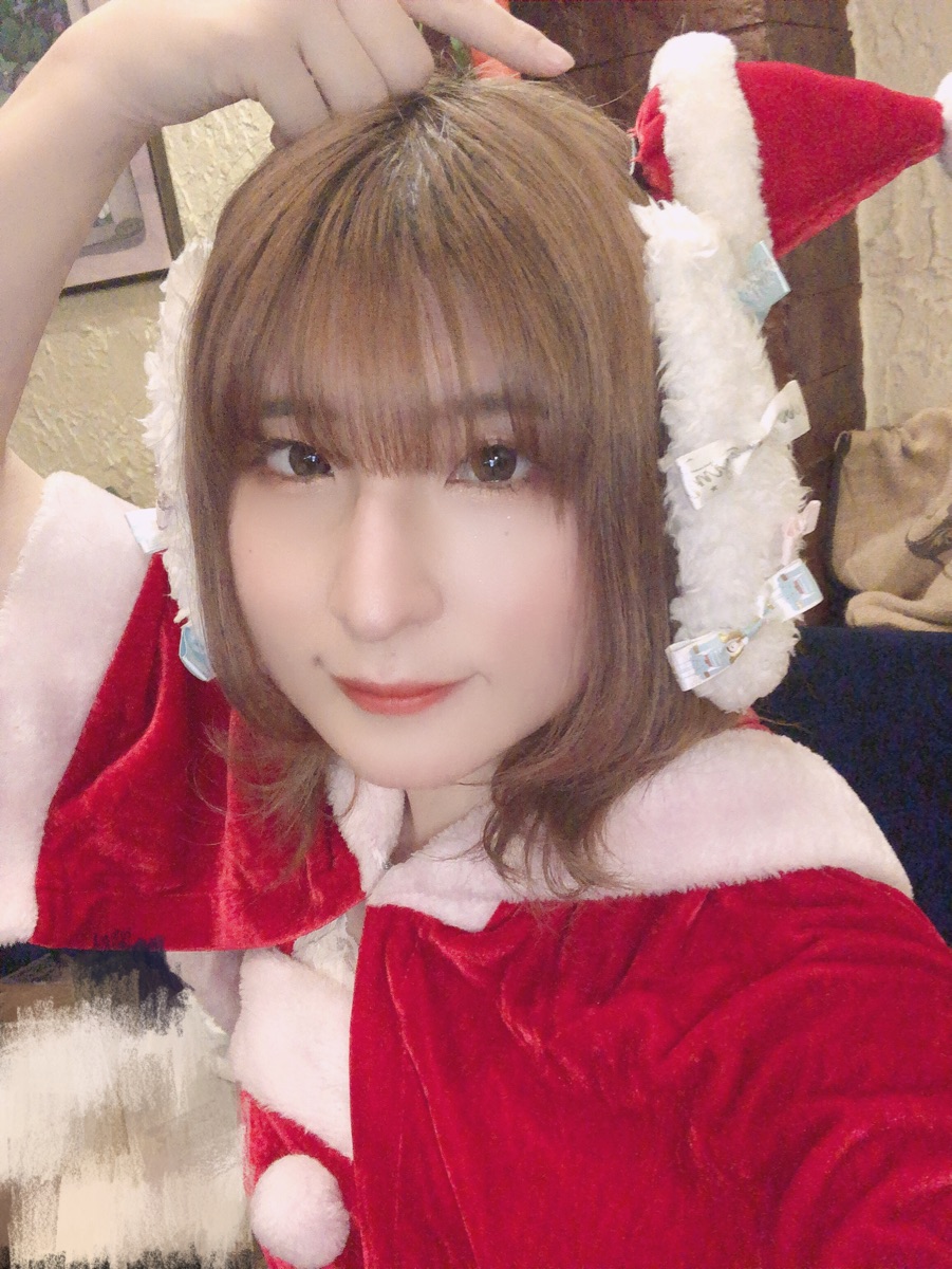 HMC_olive's tweet photo. おはようございます！あずきです🧡
今の畑ではもう起きれないのですが…っ🥲
クリスマスブロマイドにはおりますなお知らせです✊
感謝するぜ！ポーズになってます笑🫶

お迎えしたご主人様お嬢様は大事にしてくれると嬉しいです(ง ˙˘˙ )ว

うまく帽子がつけれなかった写真をそえて、、

それでは〜🤶 https://t.co/pKX74FZ70T