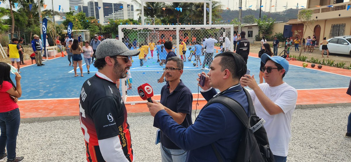 josephsst's tweet photo. TheHills entrego el complejo deportivo cooperativa 24 de Agosto en Santa Ana GYE, mejorando la calidad de vida de la comunidad que necesitaba este espacio público de primera; junto a la leyenda del fútbol ecuatoriano Antonio Valencia que les alegró las fiestas a todos, mucha 🤩 https://t.co/48wmRgPR7e