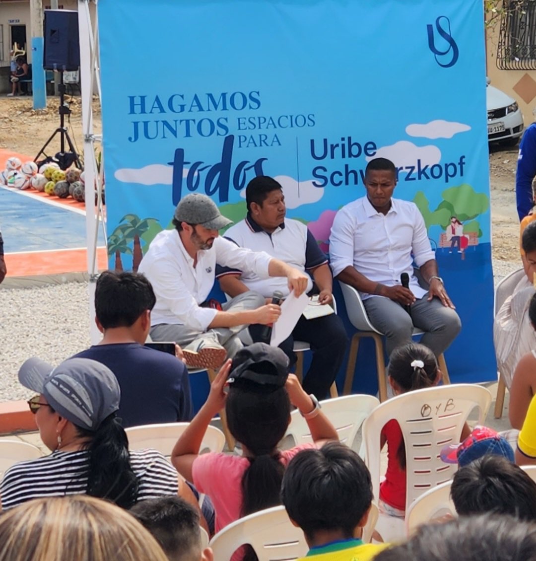 josephsst's tweet photo. TheHills entrego el complejo deportivo cooperativa 24 de Agosto en Santa Ana GYE, mejorando la calidad de vida de la comunidad que necesitaba este espacio público de primera; junto a la leyenda del fútbol ecuatoriano Antonio Valencia que les alegró las fiestas a todos, mucha 🤩 https://t.co/48wmRgPR7e