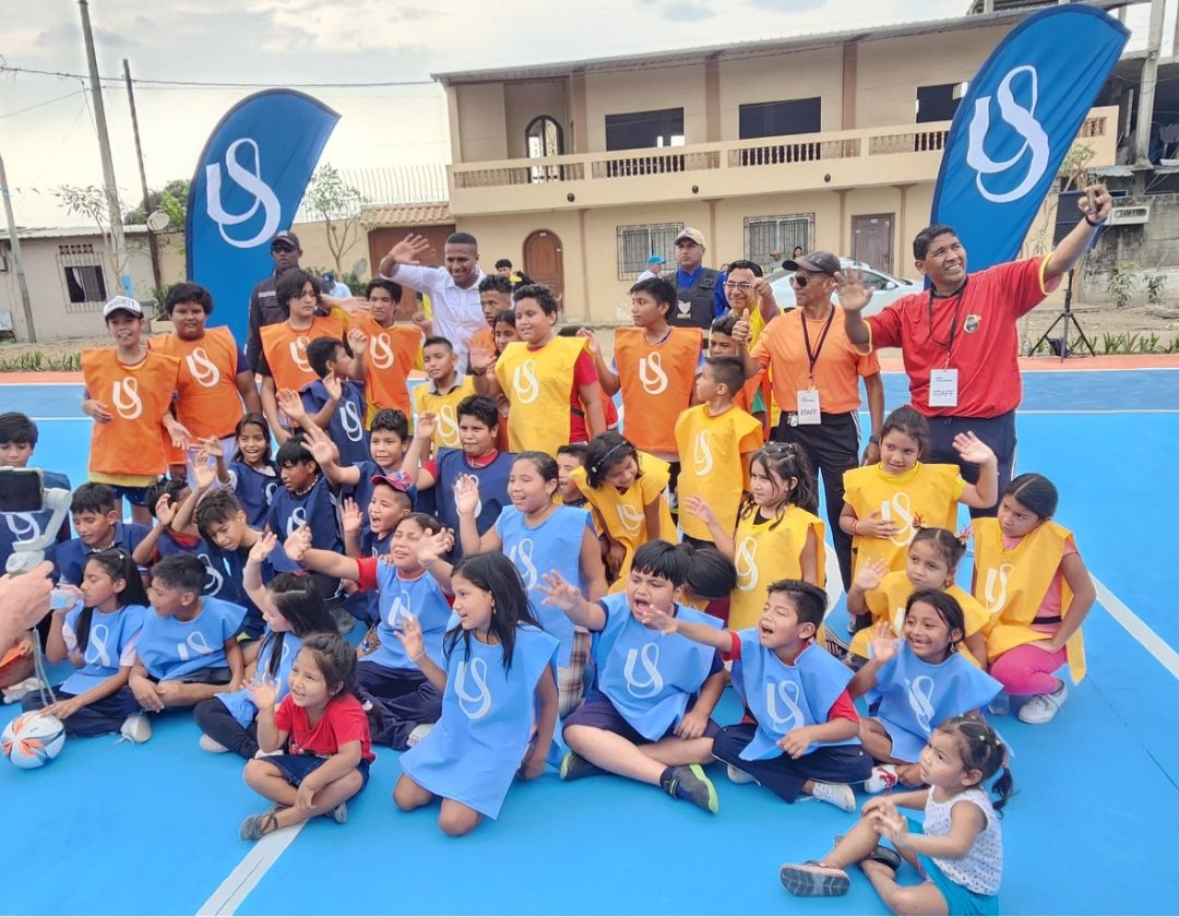 josephsst's tweet photo. TheHills entrego el complejo deportivo cooperativa 24 de Agosto en Santa Ana GYE, mejorando la calidad de vida de la comunidad que necesitaba este espacio público de primera; junto a la leyenda del fútbol ecuatoriano Antonio Valencia que les alegró las fiestas a todos, mucha 🤩 https://t.co/48wmRgPR7e