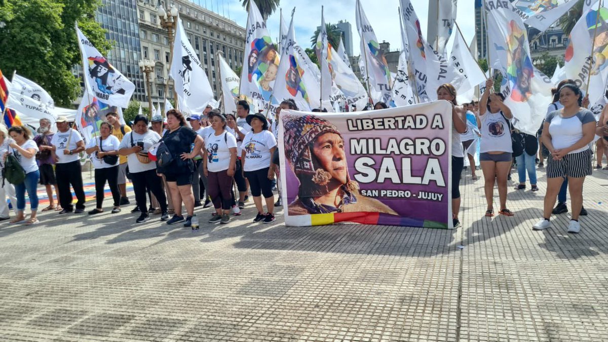 PrensaTupac's tweet photo. Milagro Sala es presa política de Morales y Blaquier, este gobierno tiene tiene que elegir de qué lado está: de los carceleros o de las organizaciones populares.

¡INDULTO YA A MILAGRO SALA!

#IndultoParaMilagro 
#LibertadAMilagroSala 
#acampeplazademayo https://t.co/HZQS8f00Jr