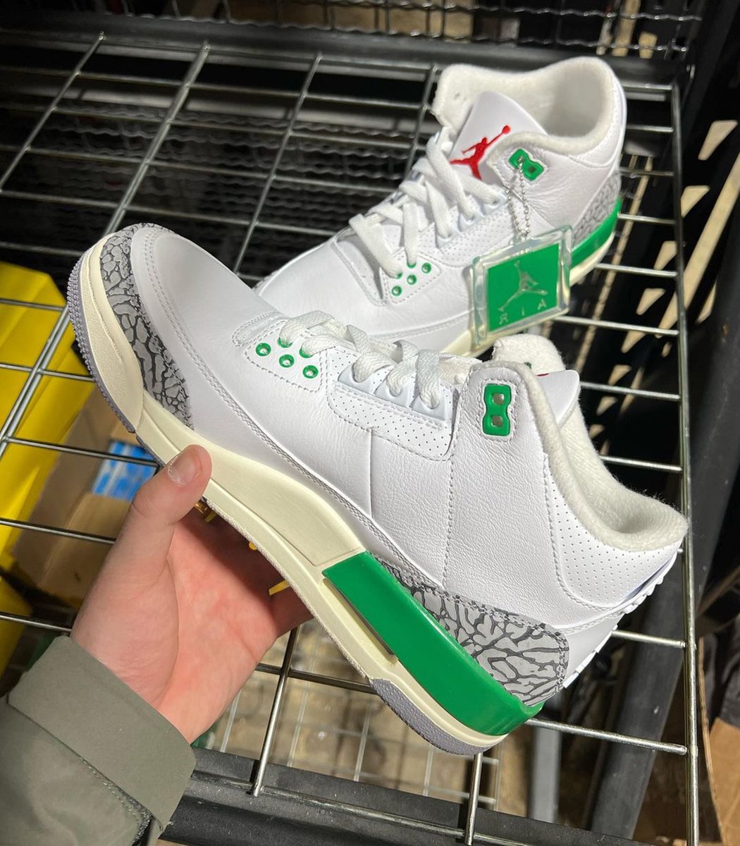 SneakerNews's tweet photo. In-Hand Look at the upcoming 2023 Air Jordan 3 "Lucky Green" https://t.co/eMxsCHkl0t