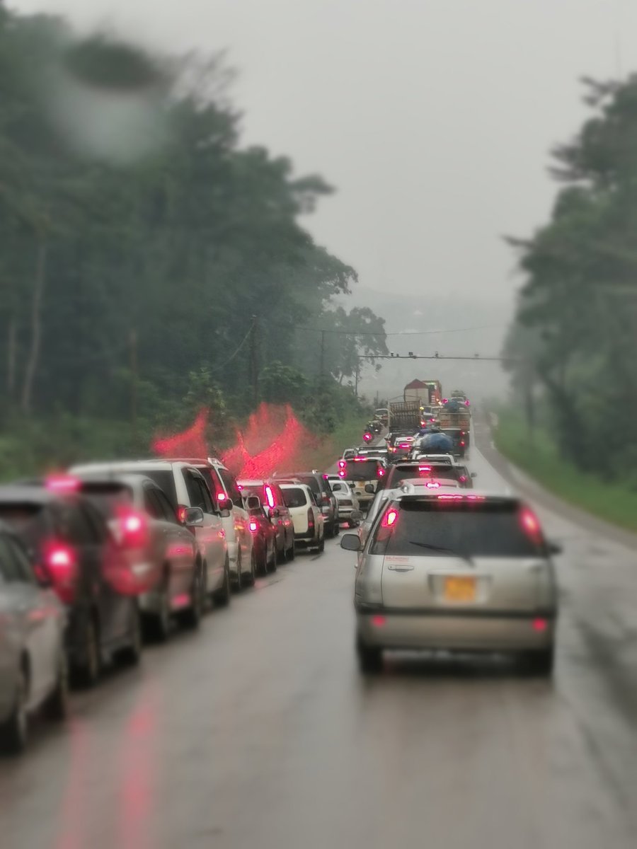ubctvuganda's tweet photo. ⚠️Accident Alert 8.40am: Heavy traffic in Kamengo on the Masaka Kampala highway caused by a head-on collision involving two vehicles. #UBCUpdates https://t.co/YlD1IcI2g2