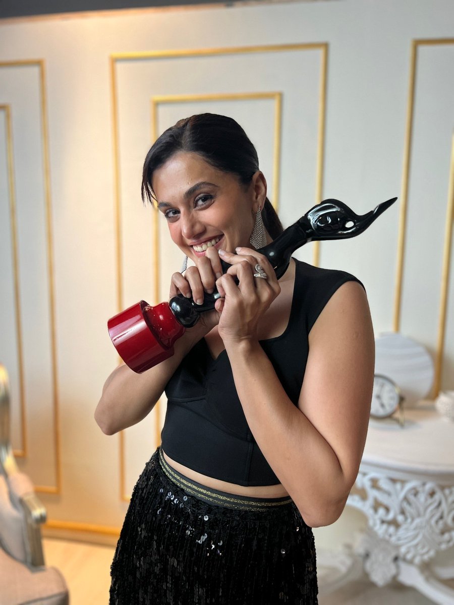 Our girl bagged the top honour. Congratulations <a href="/taapsee/">taapsee pannu</a> for the award and for making Savi's character so crazy, entertaining and memorable. 
#LooopLapeta 
#FilmfareOTTAwards2022 #filmfareottawards