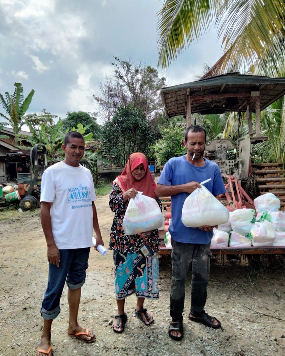 officialmumtaz's tweet photo. Walaupun kaktaz tak dapat turun bersama mangsa banjir di DUN Demit hari ini kerana berada di misi banjir di Tumpat. Tetapi wakil kaktaz sentiasa peka dalam memberi bantuan segera di Demit.

Terima kasih semua penghulu Demit, staff demit, pemuda, ameerah, muslimah dan semua https://t.co/AJBwn1nf9q