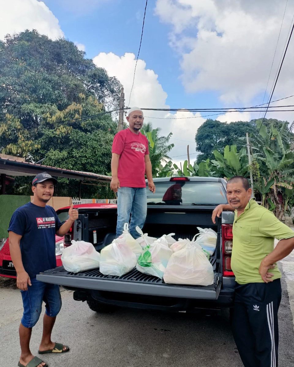 officialmumtaz's tweet photo. Walaupun kaktaz tak dapat turun bersama mangsa banjir di DUN Demit hari ini kerana berada di misi banjir di Tumpat. Tetapi wakil kaktaz sentiasa peka dalam memberi bantuan segera di Demit.

Terima kasih semua penghulu Demit, staff demit, pemuda, ameerah, muslimah dan semua https://t.co/AJBwn1nf9q