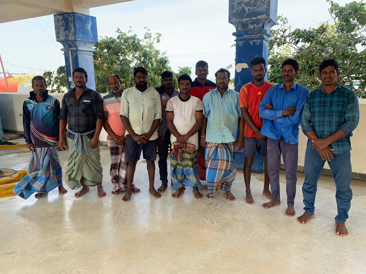 Consular officials of @CGJaffna provided material & legal assistance yesterday (22 December) to 12 detained Indian fishermen. Consular officials sought welfare of fishermen & facilitated phone calls to their family in India @MEAIndia @meaMADAD @IndiainSL