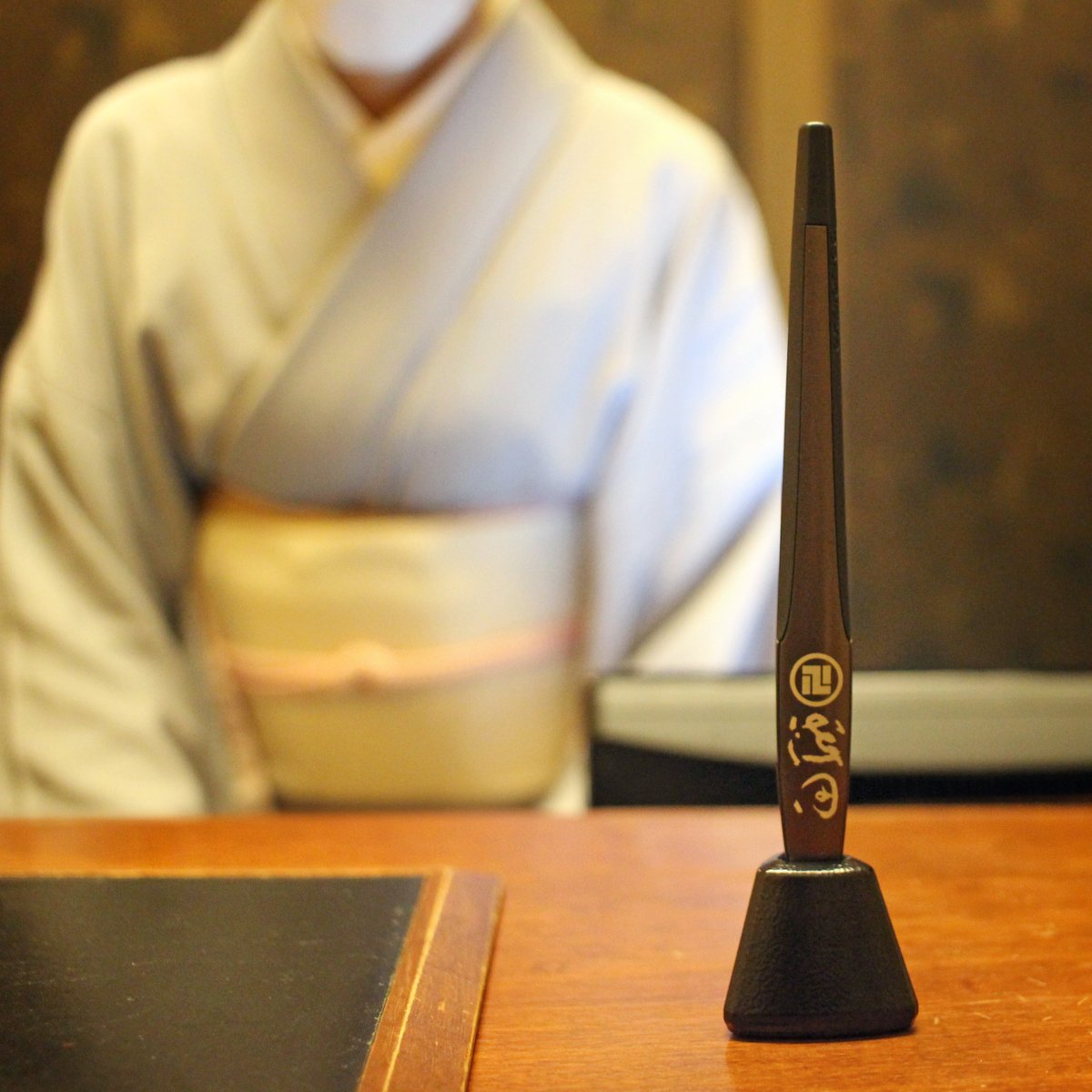 artnagoya's tweet photo. ART NAGOYAのパートナーさん同士の出会い
ボールペンhttps://t.co/MjInbsojZ9
品格あるお店でのサインに
結婚届など大切な時の記入に
贈り物に
#explorica #東海理化
加賀料理https://t.co/DGpfbt5nIC
大事な場面の会食に
気の置けない仲間とのひと時に
両家のお顔合わせに
#名古屋浅田 #名古屋伊兵衛 https://t.co/CJBTmItlfo