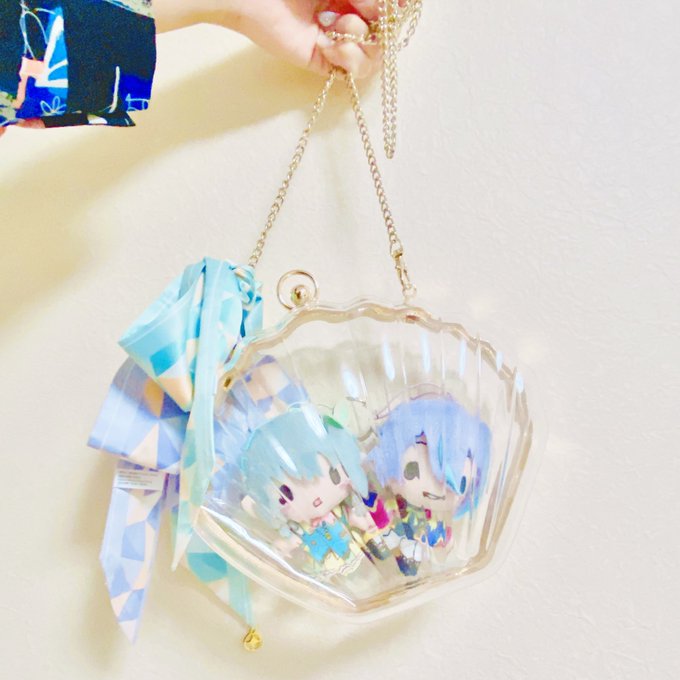 チェーンだけ自前で、えんがわさんにおすすめしてもらったポーチ買った中何詰めようかなかわいい! 