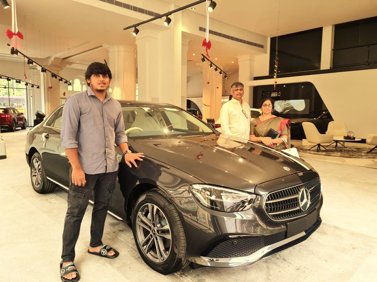 _TitaniumMotors's tweet photo. Congratulations to our Star Customer on the purchase of E 220 D.
Welcome to Titanium Motors and Mercedes-Benz family.
We wish you a Happy & Safe Motoring ahead.
#NewCarDelivery #HappyMotoring #TitaniumMotors #VSTGroup #HappyCustomer #StarCustomer #Purchase #E220D #Cars https://t.co/RRZUIOPs5k