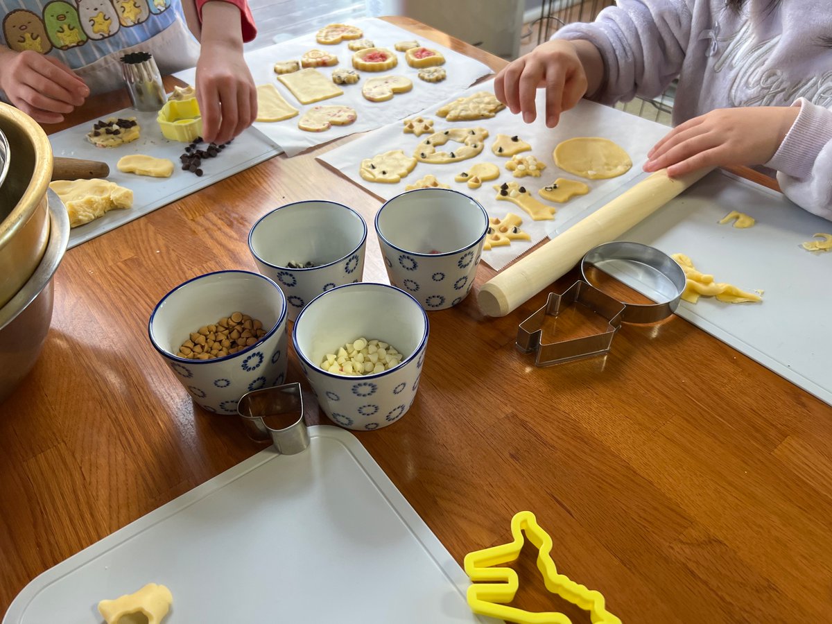 konradwolf68's tweet photo. Letztes Jahr in #Berlin haben die #Kids 1Kg Teig zu #Keksen verarbeitet. Dieses Jahr schreien die Kids in #Nagoya nach 2Kg immer noch nach “mehr”. Plätzchen #backen. https://t.co/LJjrCj7Orq